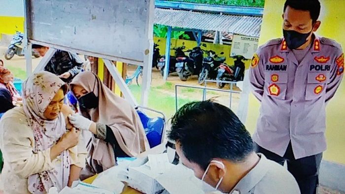 Kapolres Sumenep Tinjau Langsung Percepatan Vaksinasi di Tiga Kecamatan Kapolres Sumenep Tinjau Langsung Percepatan Vaksinasi di Tiga Kecamatan