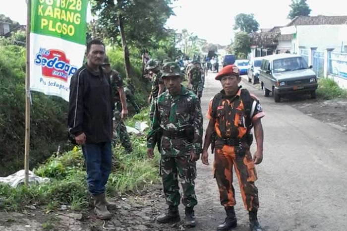 Anggota Koramil 0818/28 Karang Ploso Bersama Warga Desa Bocek Bahu Membahu Bersihkan Saluran Irigasi Anggota Koramil 0818/28 Karang Ploso Bersama Warga Desa Bocek Bahu Membahu Bersihkan Saluran Irigasi