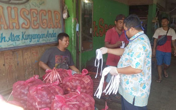 ​Pemkab Kediri Bagikan 8.000 Masker pada Pedagang Pasar