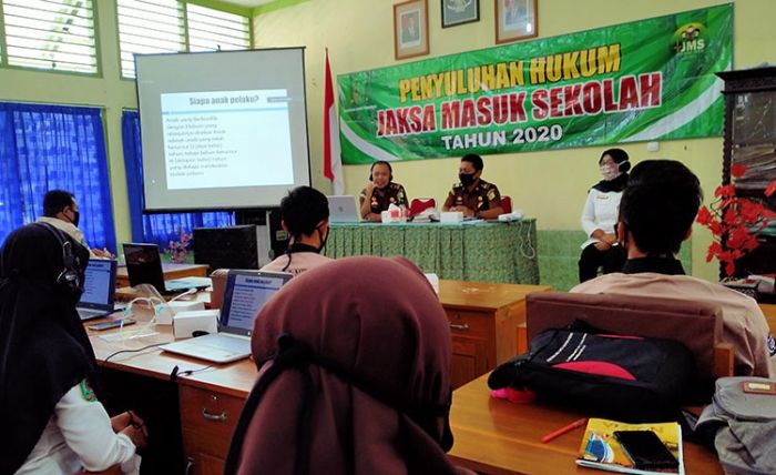 Edukasi Hukum, Kejari Trenggalek Adakan Program Jaksa Masuk Sekolah di SMAN 1 Karangan