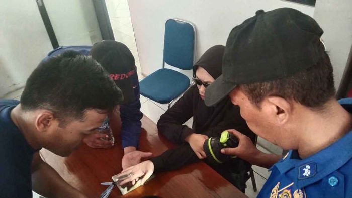 Cincin Tak Bisa di Lepas, Santriwati di Ngawi Datangi Kantor Damkar Cincin Tak Bisa di Lepas, Santriwati di Ngawi Datangi Kantor Damkar