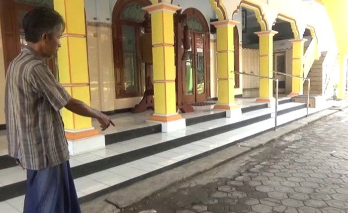 Kotak Amal Masjid di Jombang Digondol Maling, Pelaku Terekam CCTV Kotak Amal Masjid di Jombang Digondol Maling, Pelaku Terekam CCTV
