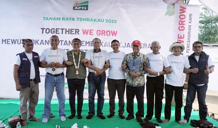 Selamatkan Mata Pencaharian Petani Tembakau, Bupati Pamekasan Teken Petisi Together We Grow