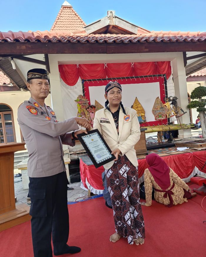 Dalang Cilik Sebagai Dai Kamtibmas Raih Apresiasi Polres Ngawi Dalang Cilik Sebagai Dai Kamtibmas Raih Apresiasi Polres Ngawi