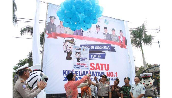 Polres Ngawi Bagikan Helm SNI Untuk Menekan Angka Kecelakaan Lalu Lintas