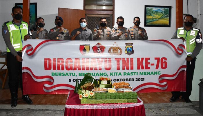 HUT TNI ke-76, Danrem 081/DSJ dapat Kejutan dari 2 Kapolres HUT TNI ke-76, Danrem 081/DSJ dapat Kejutan dari 2 Kapolres