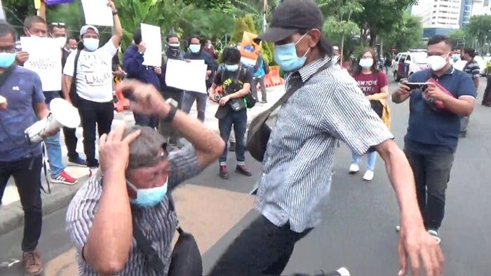 Ratusan Wartawan di Surabaya Gelar Aksi Solidaritas untuk Nurhadi Ratusan Wartawan di Surabaya Gelar Aksi Solidaritas untuk Nurhadi