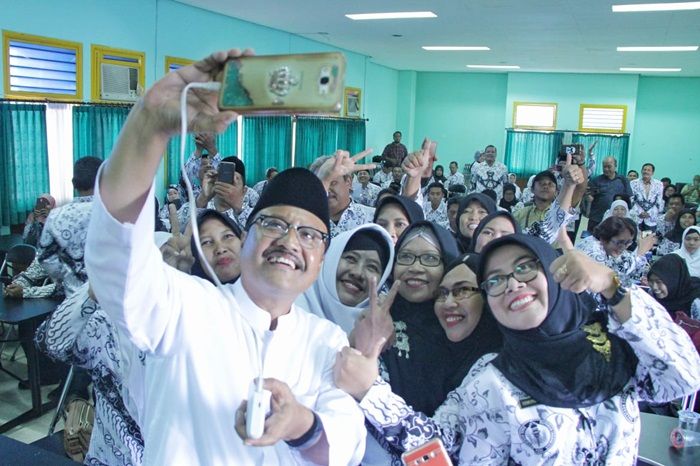 Klik dengan Guru, Gus Ipul Miliki 5 Kriteria Cagub Dambaan PGRI Jatim Klik dengan Guru, Gus Ipul Miliki 5 Kriteria Cagub Dambaan PGRI Jatim