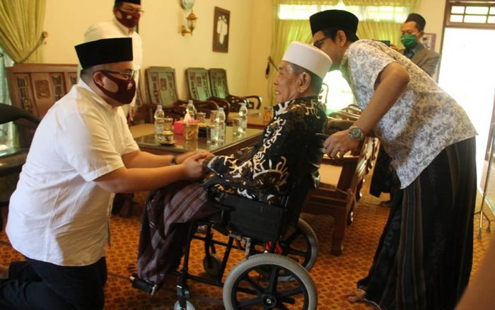 Sampaikan Dukacita Wafatnya Gus Din, Bupati Kediri Merasa Kehilangan Guru Sampaikan Dukacita Wafatnya Gus Din, Bupati Kediri Merasa Kehilangan Guru
