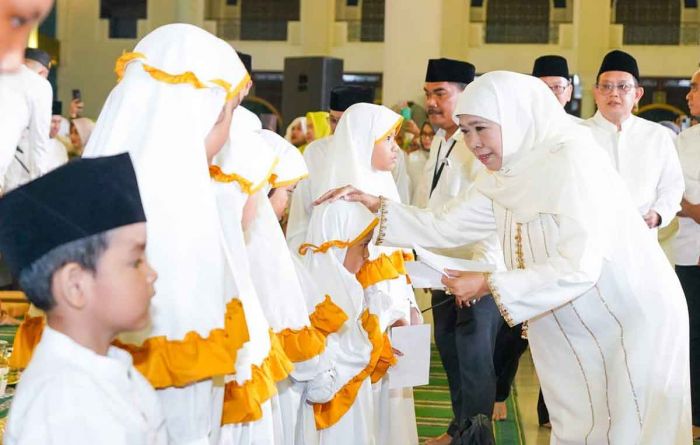 Gubernur Khofifah Bersama Ribuan Masyarakat Peringati Nuzulul Quran di Masjid Al Akbar Surabaya Gubernur Khofifah Bersama Ribuan Masyarakat Peringati Nuzulul Quran di Masjid Al Akbar Surabaya