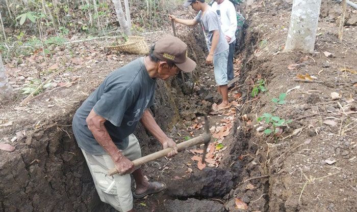 Semangat Kerja Mbah Priono Bikin Kagum Satgas TMMD 106 Semangat Kerja Mbah Priono Bikin Kagum Satgas TMMD 106