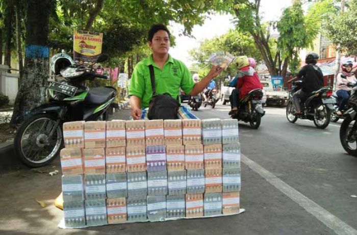 Jasa Penukaran Uang Mulai Menjamur di Lamongan