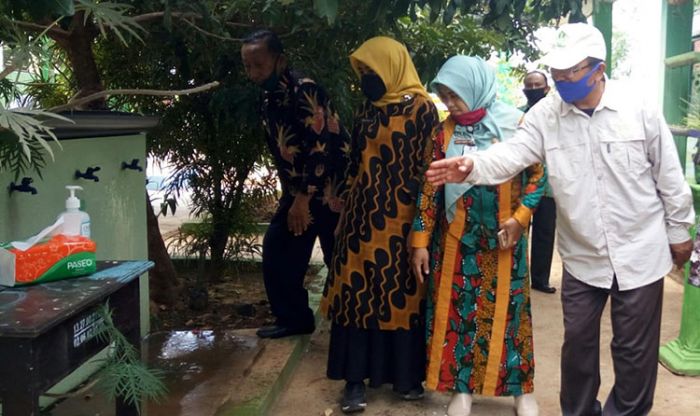 Cegah Penularan Virus, DLH Sumenep Gelar Bersih-Bersih Lingkungan Cegah Penularan Virus, DLH Sumenep Gelar Bersih-Bersih Lingkungan