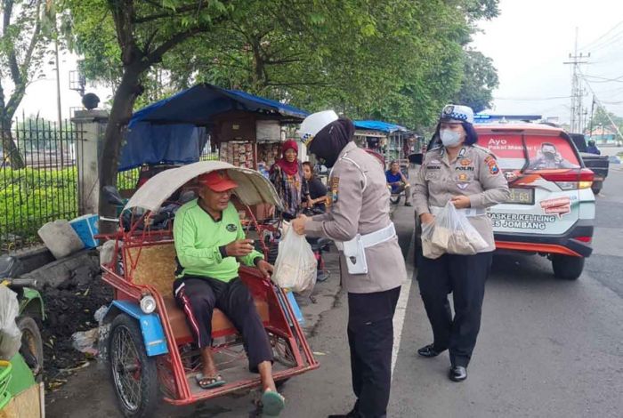 Polwan Polres Jombang Bagikan Nasi Bungkus ke Tukang Becak