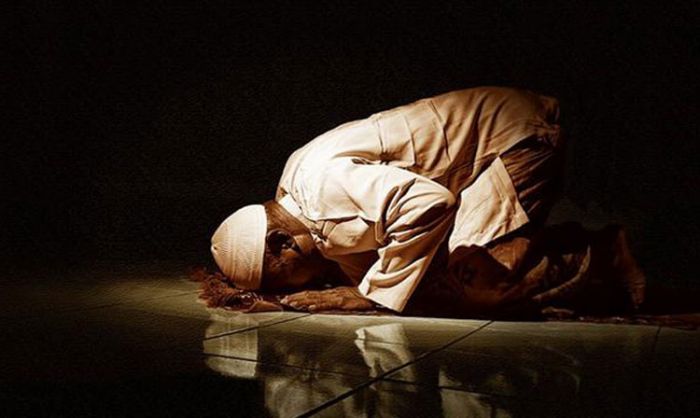 Tafsir Al-Isra 108-109: Menangis saat Shalat Tafsir Al-Isra 108-109: Menangis saat Shalat