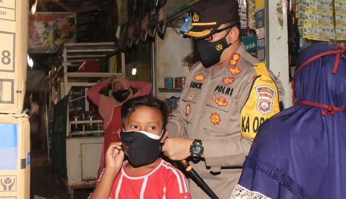 Kapolres Pasuruan Pimpin Pembagian Masker dan Beri Edukasi ke Pedagang dan Pembeli di Pasar Pandaan