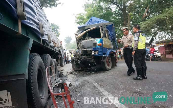 Truk Beras Vs Truk Semen di Raya Perak Jombang, Satu Sopir Terluka