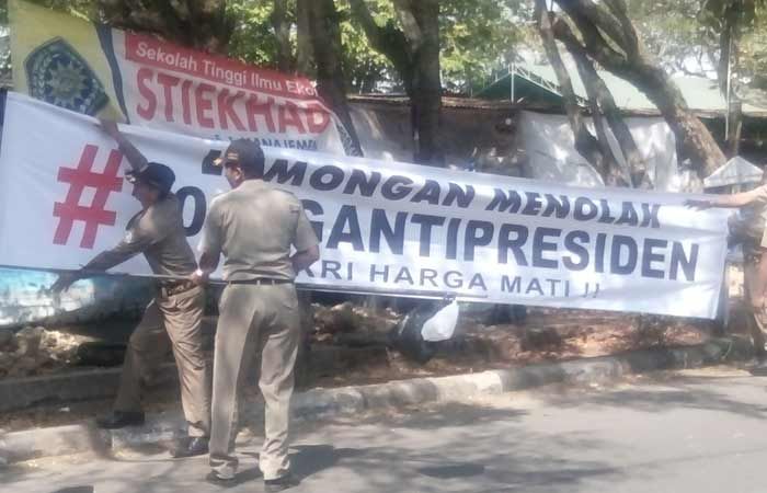 Tak Berizin, Satpol PP Turunkan Spanduk Tolak Ganti Presiden Tak Berizin, Satpol PP Turunkan Spanduk Tolak Ganti Presiden