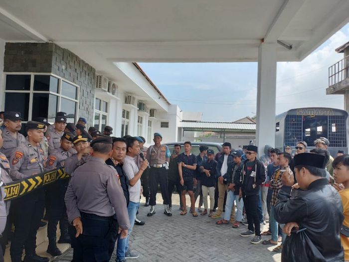 Warga Desak KPU Bangkalan Pecat Ketua PPS Desa Lerpak karena Kepergok Temui Caleg Warga Desak KPU Bangkalan Pecat Ketua PPS Desa Lerpak karena Kepergok Temui Caleg