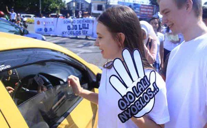 Mahasiswa Ubaya Turun Jalan, Ingatkan Warga agar Nyoblos 9 Desember Mendatang Mahasiswa Ubaya Turun Jalan, Ingatkan Warga agar Nyoblos 9 Desember Mendatang