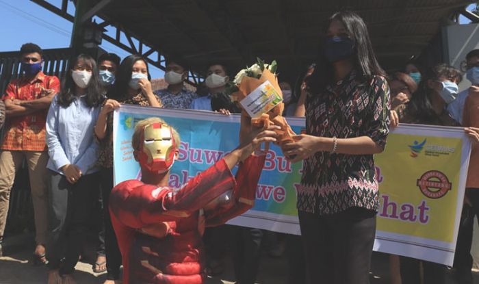 Kampung Tangguh Ketintang Support Pasien Sembuh Covid-19, Iron Man Bermasker Menyusup Membawa Bunga Kampung Tangguh Ketintang Support Pasien Sembuh Covid-19, Iron Man Bermasker Menyusup Membawa Bunga