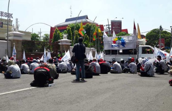 Tagih Janji, 309 Karyawan PT Smelting Korban PHK Sepihak Gelar Istighosah Doakan DPRD Gresik Tagih Janji, 309 Karyawan PT Smelting Korban PHK Sepihak Gelar Istighosah Doakan DPRD Gresik