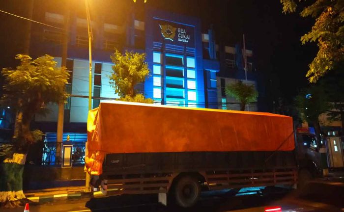 Bea Cukai Madura Bungkam soal Pengamanan Truk yang Diduga Muat Rokok Ilegal Bea Cukai Madura Bungkam soal Pengamanan Truk yang Diduga Muat Rokok Ilegal