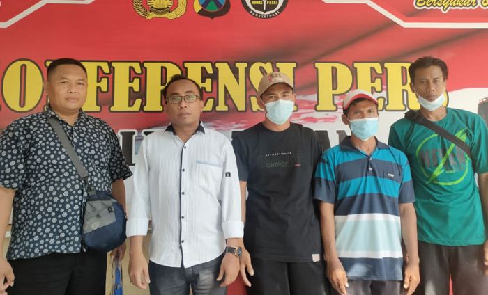 Buntut Pemblokiran Balai Desa, Kades dan Warga Talangkembar Jalani Pemeriksaan di Polres Tuban Buntut Pemblokiran Balai Desa, Kades dan Warga Talangkembar Jalani Pemeriksaan di Polres Tuban