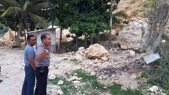 Gunung Kapur Sadeng Jember Longsor, 1 Korban Dilarikan ke UGD Gunung Kapur Sadeng Jember Longsor, 1 Korban Dilarikan ke UGD