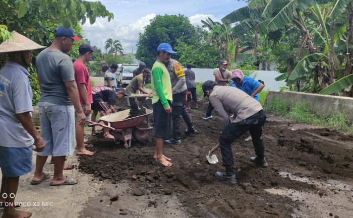 Viral Karena Ditanami Padi, Polisi Turun Tangan Perbaiki Jalan Rusak di Desa Ngepoh Probolinggo