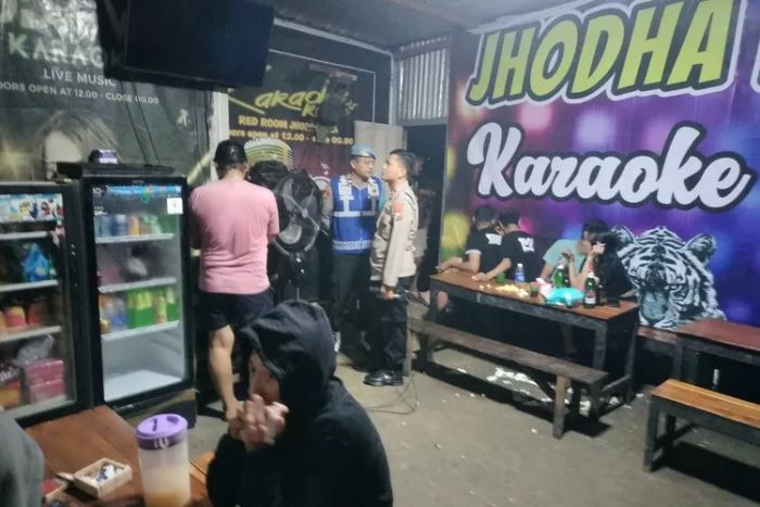 Razia Jelang Nataru, Polisi Amankan Puluhan Liter Tuak dan Bir dari Warung Karaoke di Lamongan