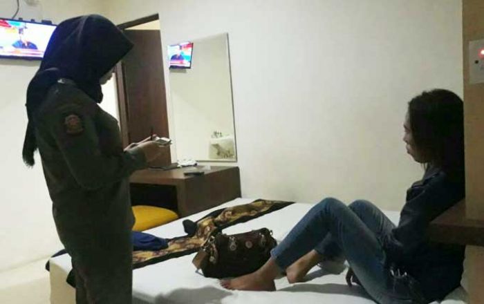 Razia Pekat, Polisi Amankan 1 Mucikari dan 1 PSK di Eks Lokalisasi Dolly Razia Pekat, Polisi Amankan 1 Mucikari dan 1 PSK di Eks Lokalisasi Dolly