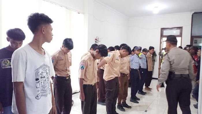 ​Diobrak Satpol PP Saat Ngopi di Jam Pelajaran, Belasan Pelajar di Tuban Ngacir