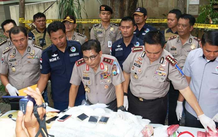Polrestabes Gerebek Rumah di Perum Citraland, Simpan 450 Ribu Pil OPM Polrestabes Gerebek Rumah di Perum Citraland, Simpan 450 Ribu Pil OPM