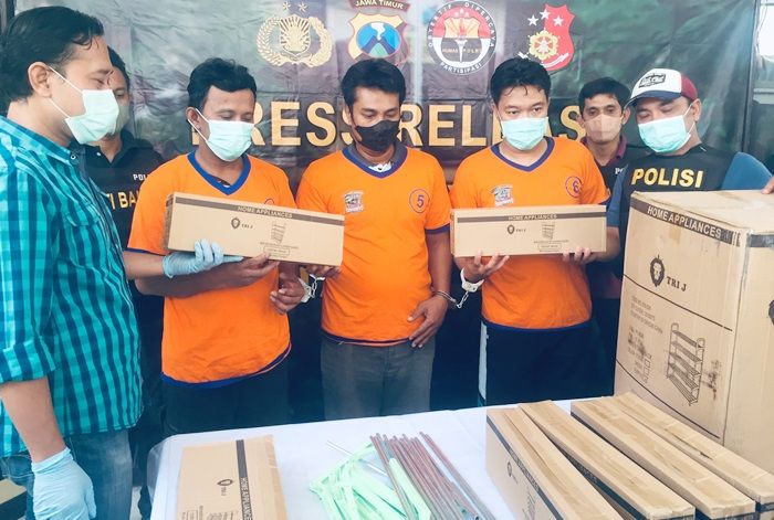 Diberi Kepecayaan Perusahaan, Security di Margomulyo Malah Bobol Gudang Gasak Ratusan Rak Sepatu Diberi Kepecayaan Perusahaan, Security di Margomulyo Malah Bobol Gudang Gasak Ratusan Rak Sepatu