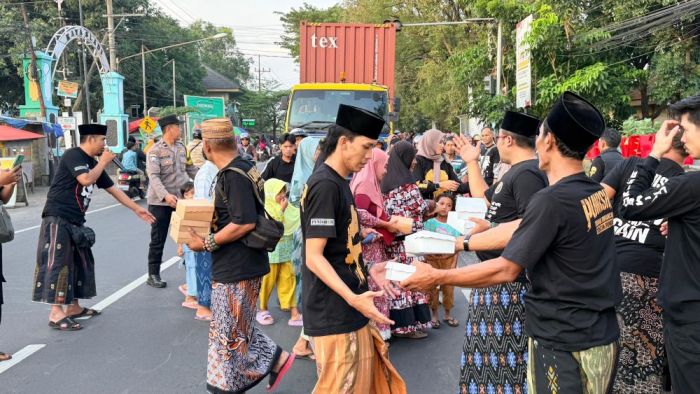 Komunitas Punisher Pasuruan Turun ke Jalan, Bagikan Takjil dan Santuni 125 Anak Yatim di Kejayan