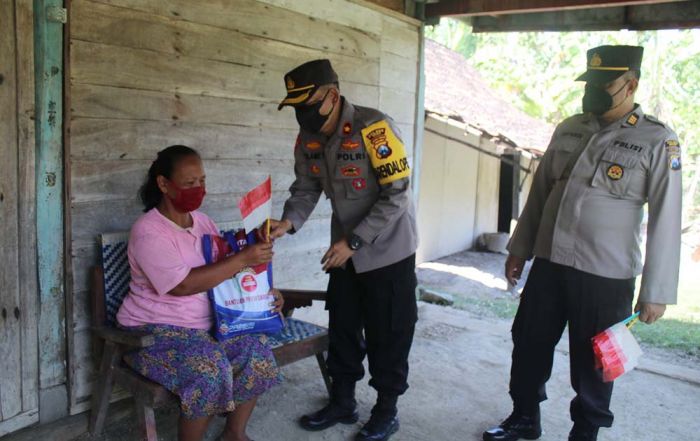 Polres Ngawi Bagikan Bansos dan Bendera Merah Putih Kepada Warga