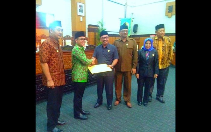 Bupati Anas Serahkan LKPJ 2017 ke Ketua DPRD Banyuwangi Bupati Anas Serahkan LKPJ 2017 ke Ketua DPRD Banyuwangi