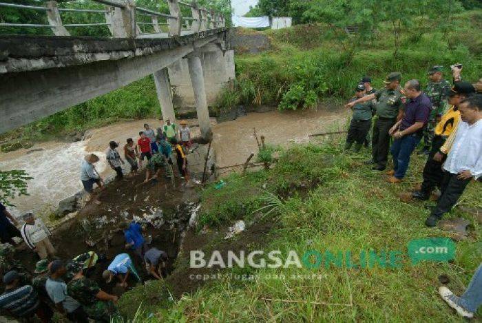 Rawan Ambrol, TNI dan Rakyat Perkuat Penyangga Jembatan Rawan Ambrol, TNI dan Rakyat Perkuat Penyangga Jembatan