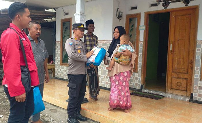 Kurangi Beban Masyarakat Pascakenaikan Harga BBM, Polisi di Probolinggo Bagikan Sembako