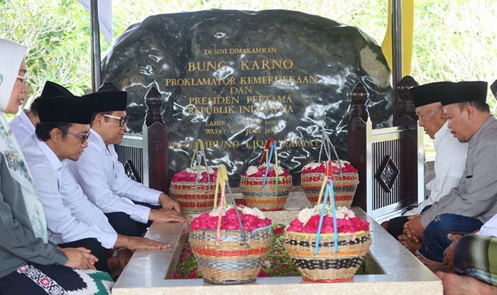 Gus Muhaimin Bersama Elit PKB Ziarah ke Makam Bung Karno Gus Muhaimin Bersama Elit PKB Ziarah ke Makam Bung Karno