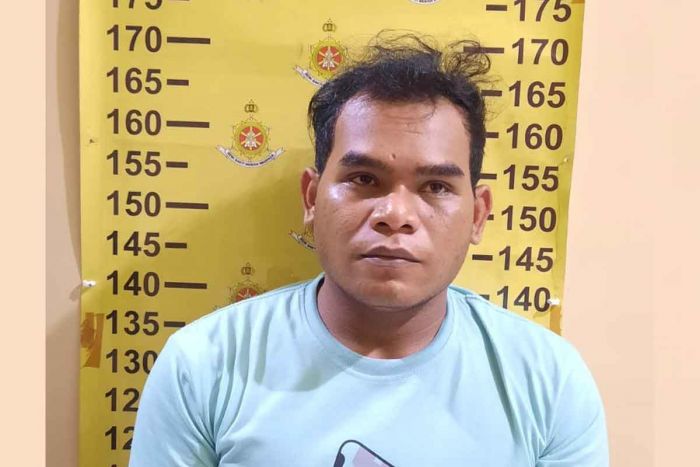 Kurir JNT di Surabaya Ditangkap Polisi Karena Gelapkan Satu Unit Handphone Milik Konsumen Kurir JNT di Surabaya Ditangkap Polisi Karena Gelapkan Satu Unit Handphone Milik Konsumen