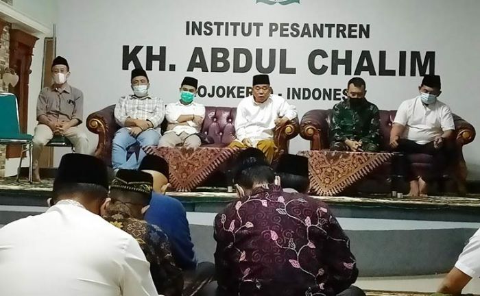 Kumpulkan 20 Kepala Desa, Kiai Asep Ajak Tabur Ikan: Mojokerto Harus Bebas dari Kesengsaraan Kumpulkan 20 Kepala Desa, Kiai Asep Ajak Tabur Ikan: Mojokerto Harus Bebas dari Kesengsaraan