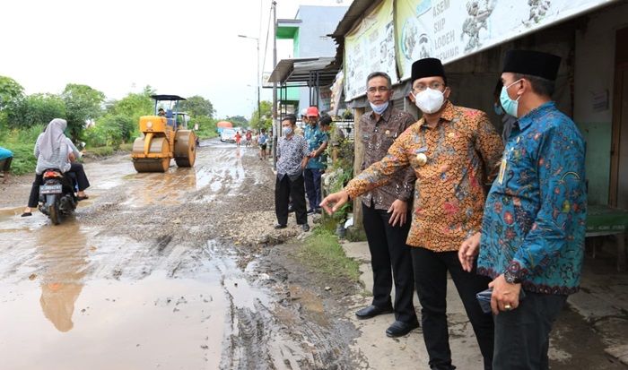 Gampang Rusak Akibat Luapan Sungai, Jalan Beciro Sidoarjo Akan Dibeton 1,7 Km Gampang Rusak Akibat Luapan Sungai, Jalan Beciro Sidoarjo Akan Dibeton 1,7 Km
