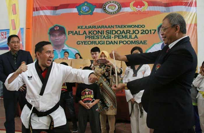 Semangat Kembangkan Olahraga, Ketua KONI Sidoarjo Terima Sabuk Hitam Taekwondo Semangat Kembangkan Olahraga, Ketua KONI Sidoarjo Terima Sabuk Hitam Taekwondo