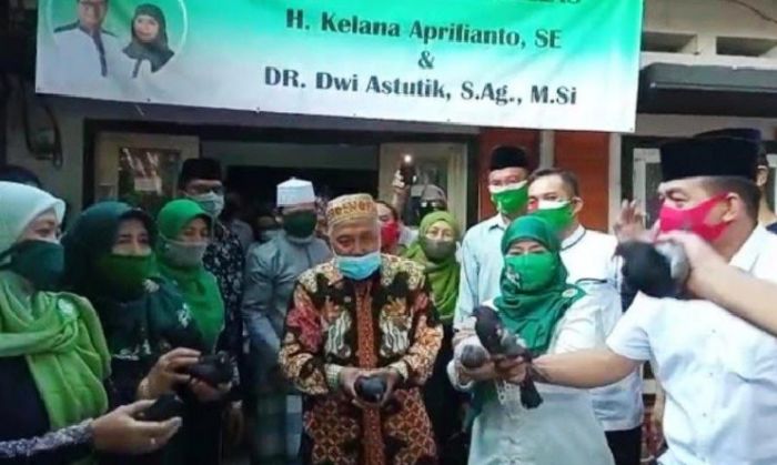 Cawabup Dwi Astutik Resmikan Posko Barokah Berkelas Cawabup Dwi Astutik Resmikan Posko Barokah Berkelas