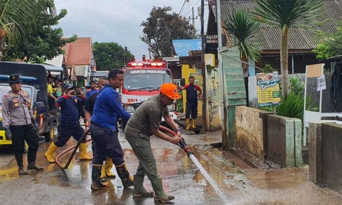 Pj Bupati Probolinggo Tinjau Penanganan Banjir di Dringu