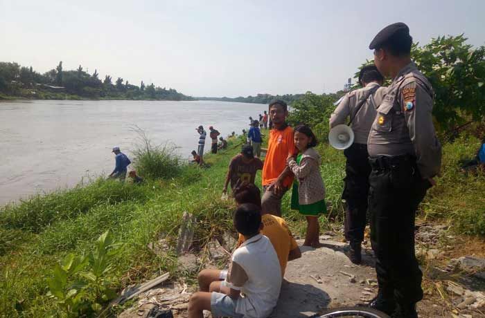 Bawa Pengeras Suara, Puluhan Polisi di Kediri Jaga Sungai Brantas