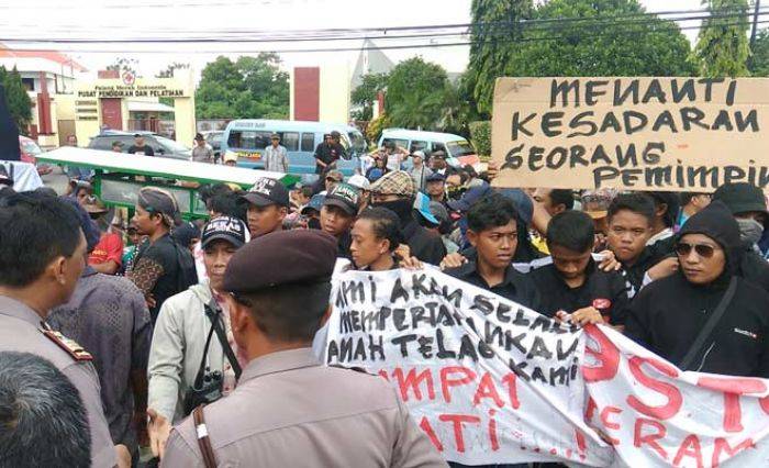 Ratusan Warga Ngasinan Menganti Geruduk Kantor BPN Ratusan Warga Ngasinan Menganti Geruduk Kantor BPN
