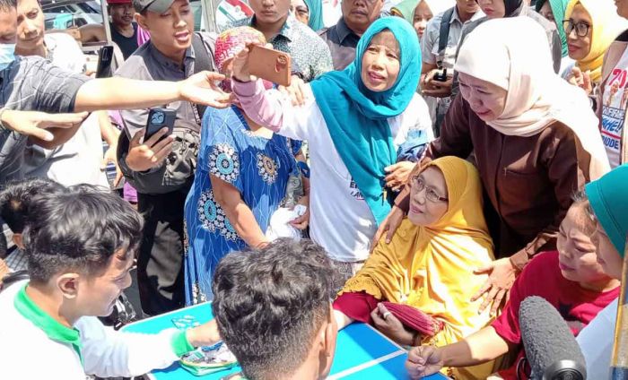 Kampanye Pilgub Jatim 2024, Khofifah Blusukan ke Pasar Soponyono Kampanye Pilgub Jatim 2024, Khofifah Blusukan ke Pasar Soponyono